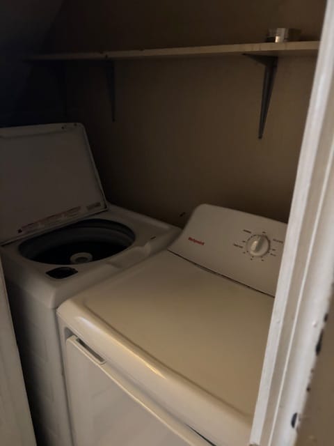 Foto del edificio - Room in House on Dupree St