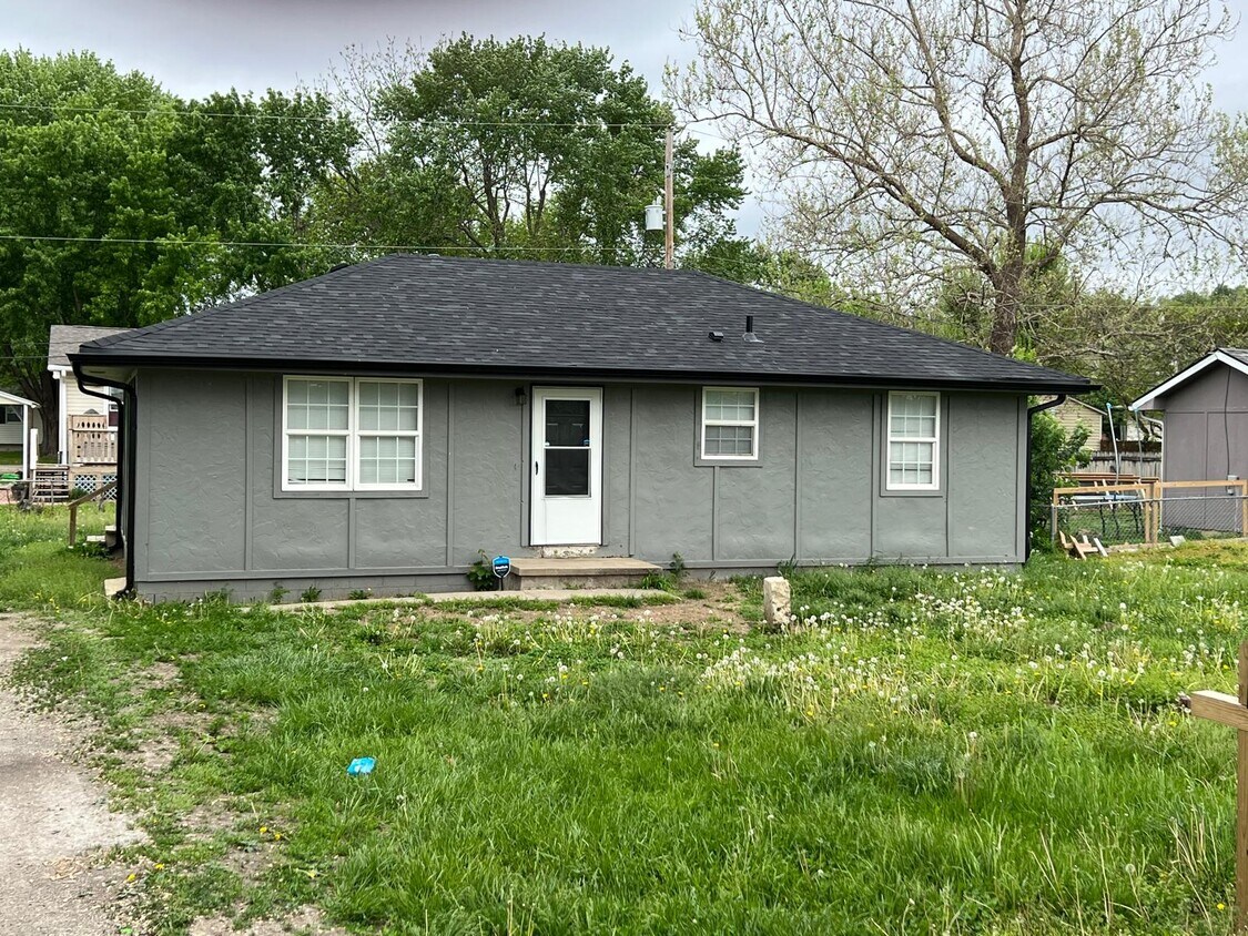 Primary Photo - 106 Evergreen St