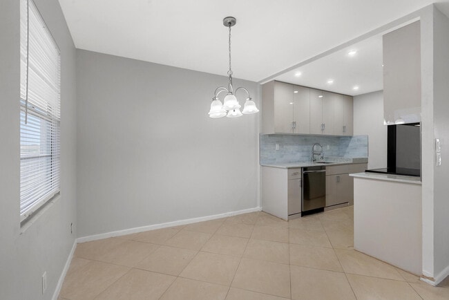 Building Photo - 3038 Cornwall B