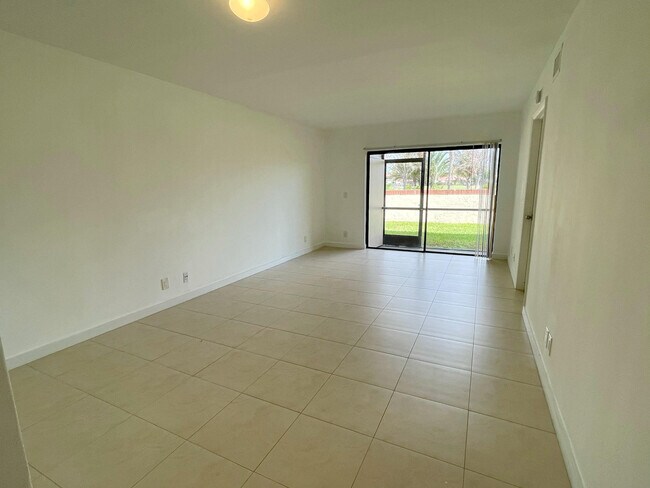Building Photo - 6585 Somerset Dr