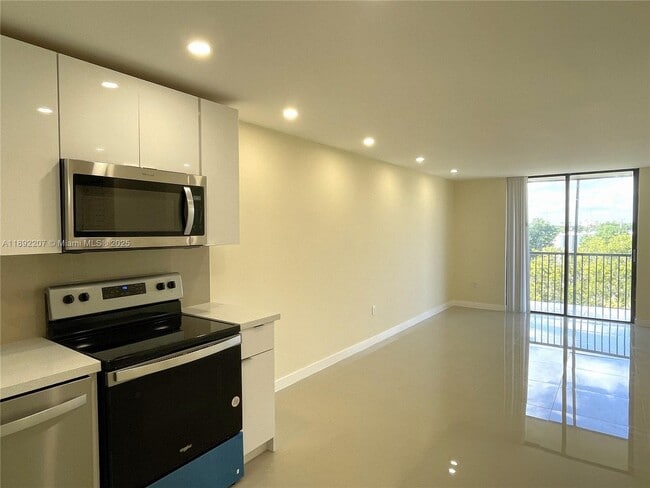 Foto del edificio - 16950 W Dixie Hwy