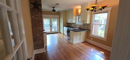 Building Photo - 700 Ridge St