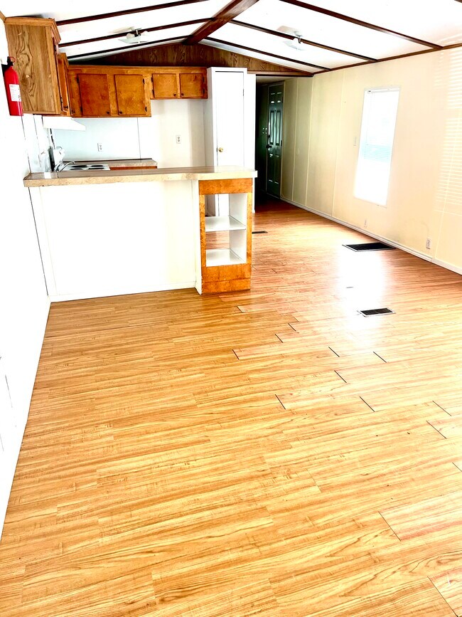Foto del edificio - 300 Murls Lake Rd