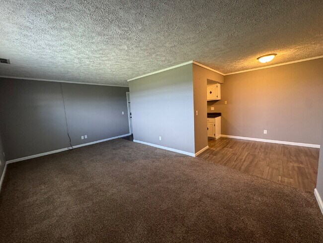 Building Photo - Easy Like Sunday Morning — Comfortable 2 Bed Apartment in Pawnee