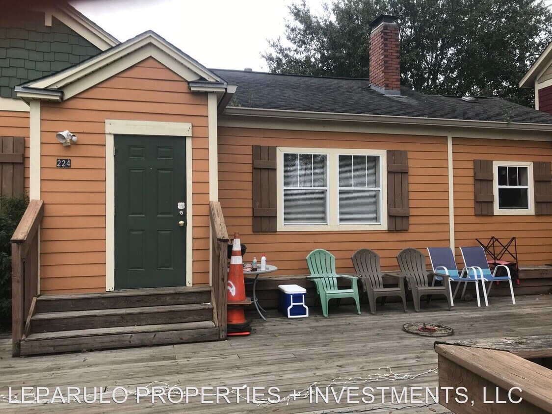 Primary Photo - 4 br, 2 bath Room For Rent - 224 Hayden Road