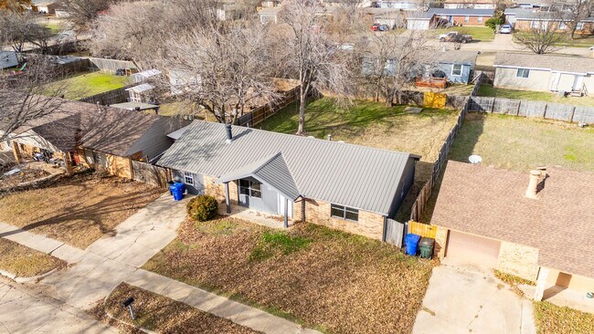 Building Photo - 3 Bedroom Norman House Available