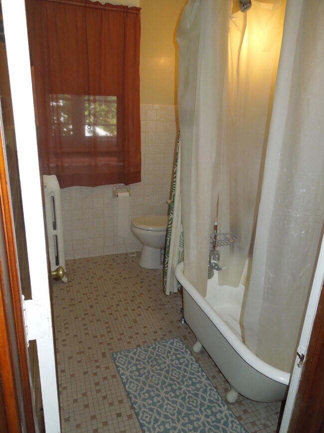 2nd floor bath - 1905 Selby Ave