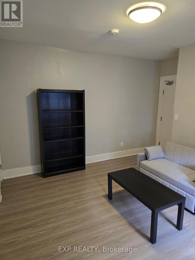 Photo du bâtiment - 72 Victoria Ave S