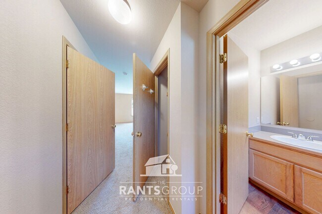 Foto del edificio - 7043-7045 Lazy Ct SW