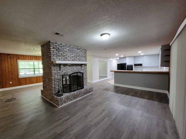 Building Photo - Large 3 bedroom house for rent August 2024...