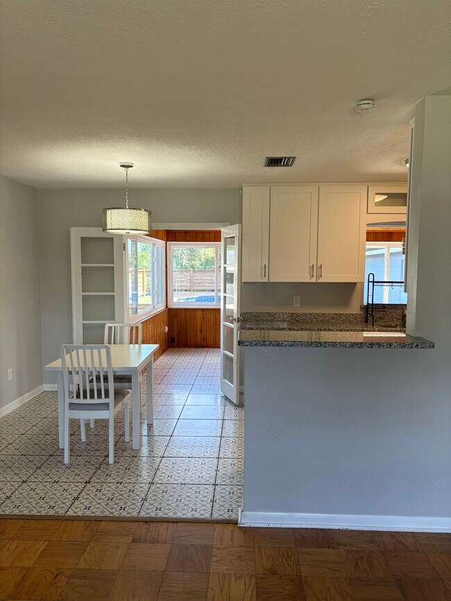 Foto del edificio - 611 E Edgewood Dr