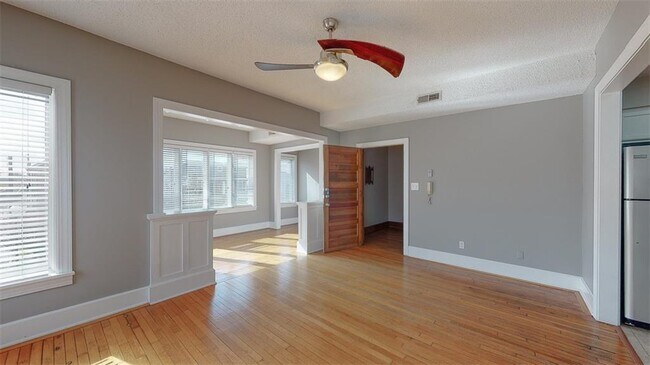 Foto del edificio - 919 Broadway St