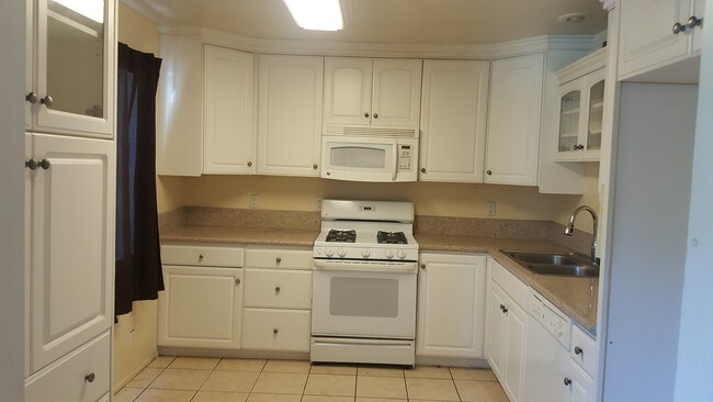 White kitchen - 9551 Vía Ricardo