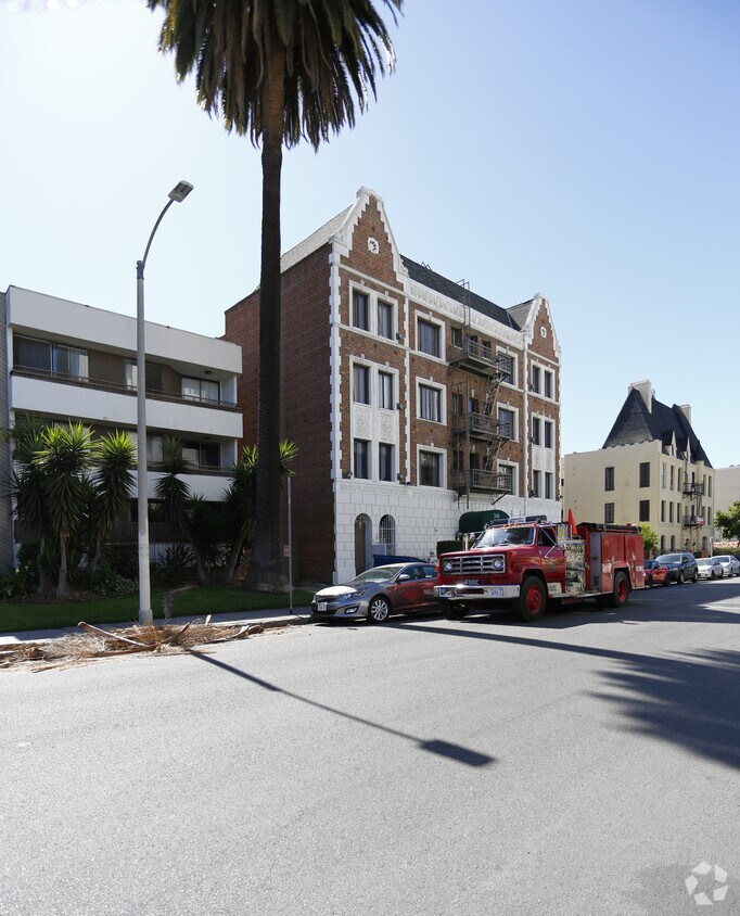 Building Photo - Serrano Club Apartments