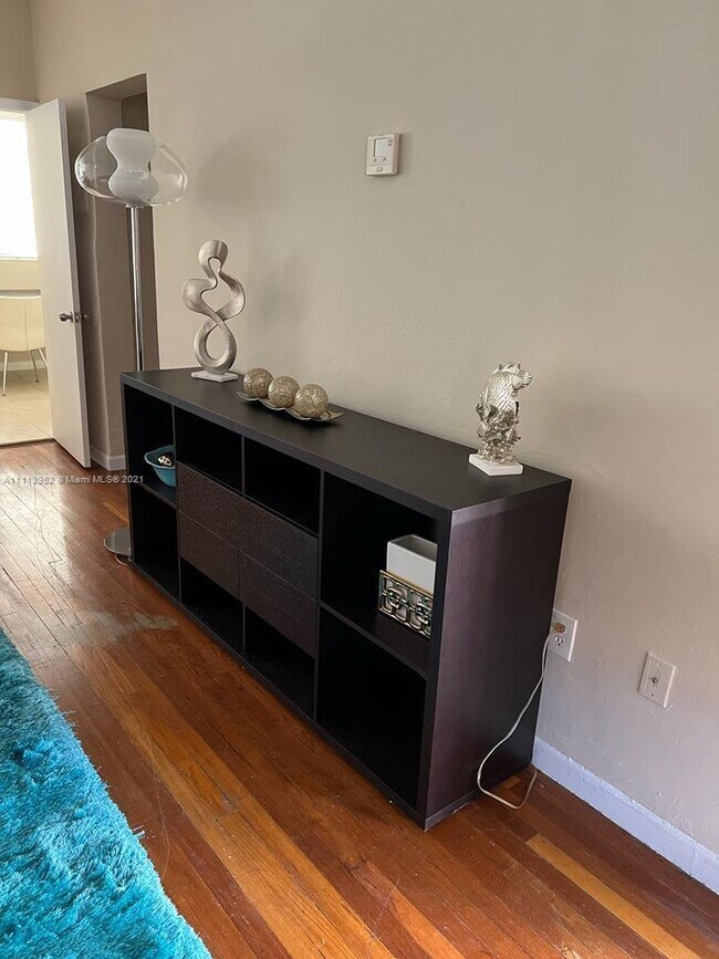 Foto del edificio - 6881 Bay Dr