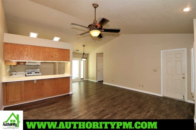 Building Photo - 861 Montcrest Dr
