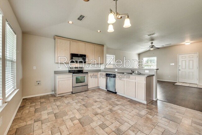 Building Photo - 752 Vista Verde Dr