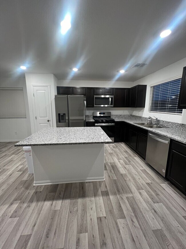 Building Photo - Move in today! 3 bed 2.5 bath 2 story beauty!