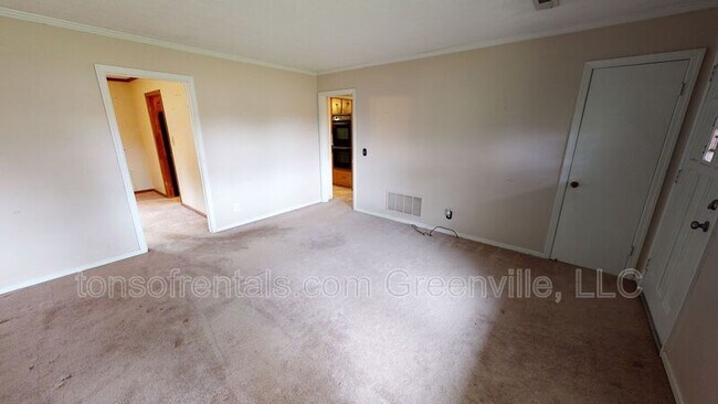 Building Photo - 105 Eastview Cir