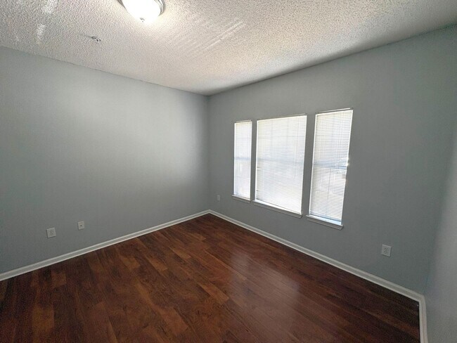 Foto del edificio - Coming Soon!  Beautiful 2 Bedroom with Garage on the 1st Floor!