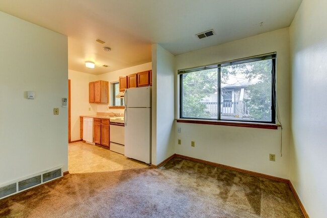 Building Photo - 2005 Goss St