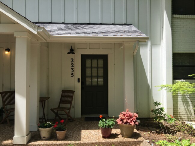 Foto del edificio - 2231 E Oaks Dr