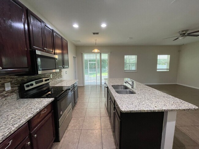 Foto del edificio - BEAUTIFUL 3 bedroom 2 bathroom Home in Nor...