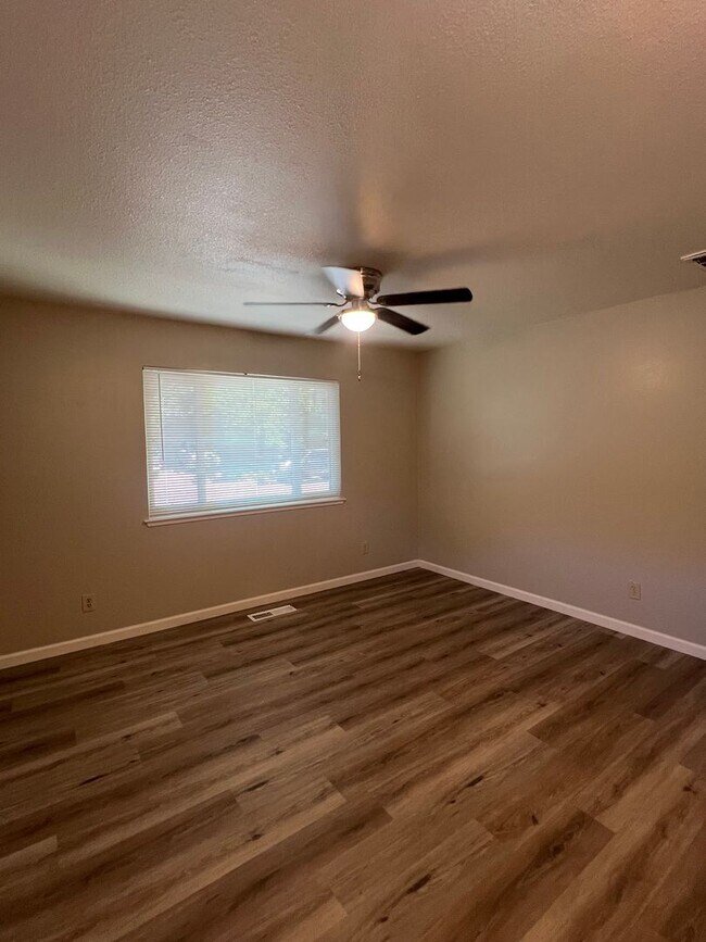 Foto del edificio - UPDATED 2 BEDROOM DUPLEX W/ PRIVATE YARD!