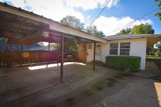 Foto del edificio - Tour Today! Charming 3 bedroom 2 bath Rent...