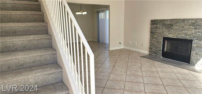 Building Photo - Townhome in desired location!