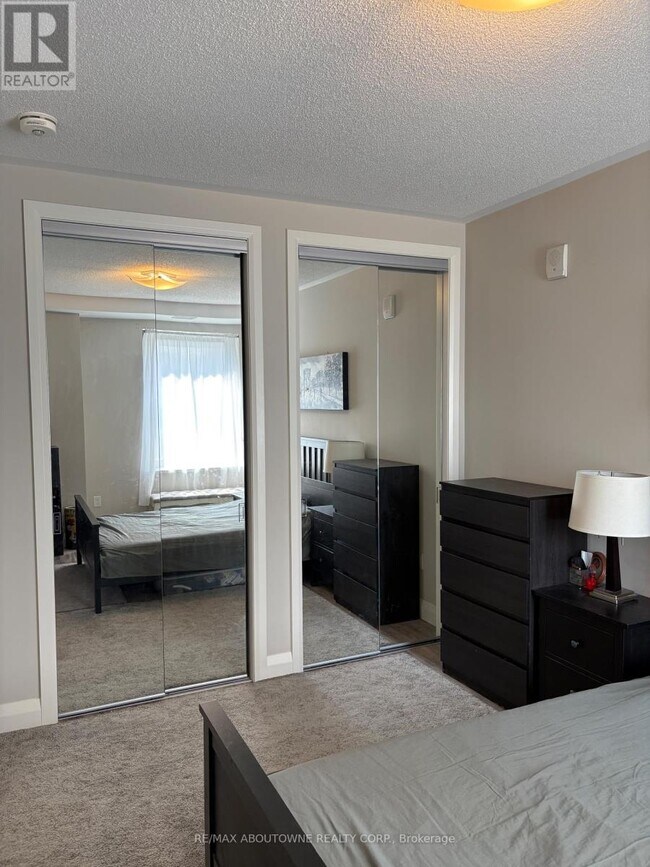 Building Photo - 118 King St E