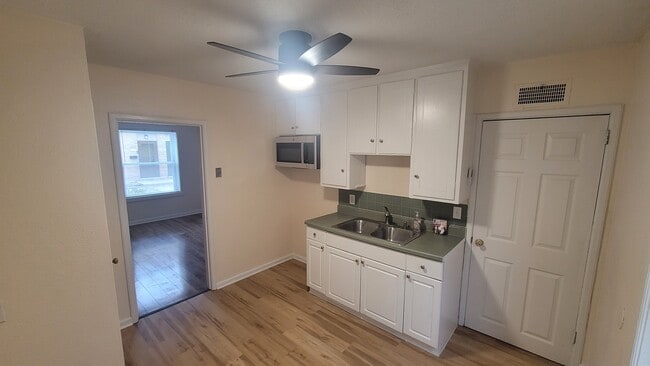 Cocina - 6319 W Center St