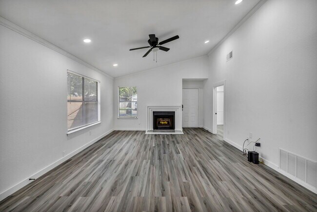 Foto del edificio - 5903 Kevin Kelly Pl