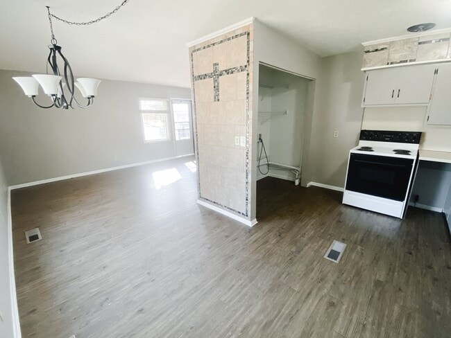 Building Photo - Three Bedroom Home