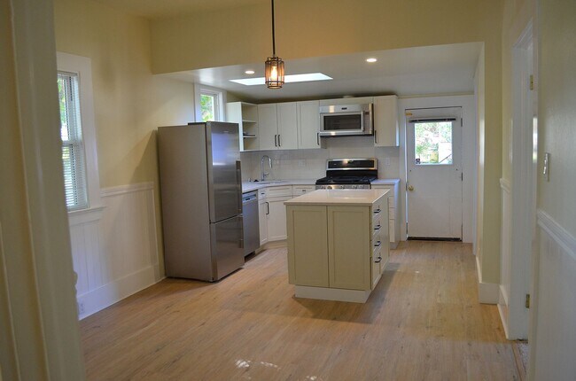 Kitchen - 101 Bayview St