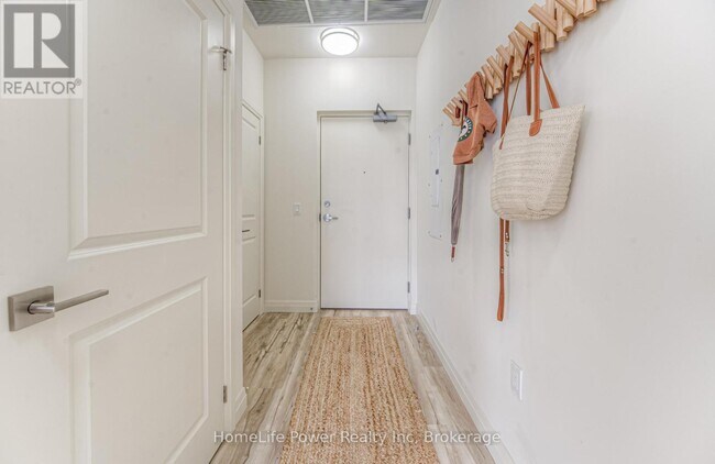 Photo du bâtiment - 301-301 Westmount Rd W