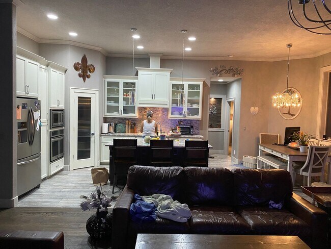Foto del edificio - VIDEOTOUR: Executive-Style Custom Home, Incredible Quality! PETS WELCOME
