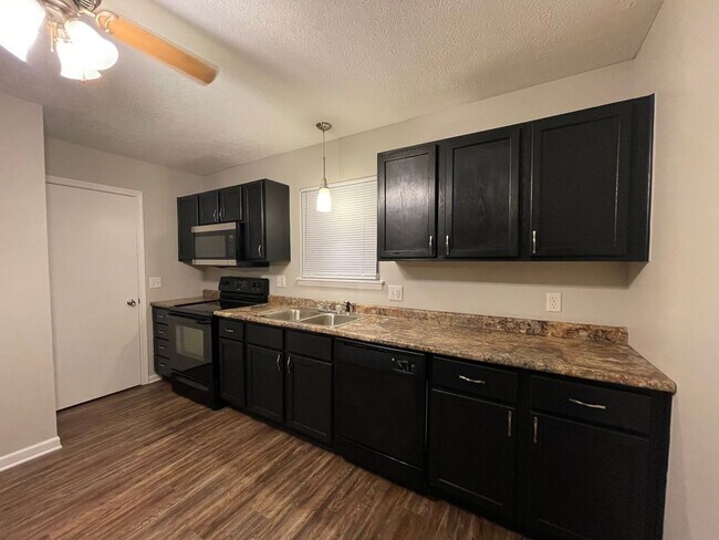 Foto del edificio - Bright all-brick Bungalow on Quiet Street-...