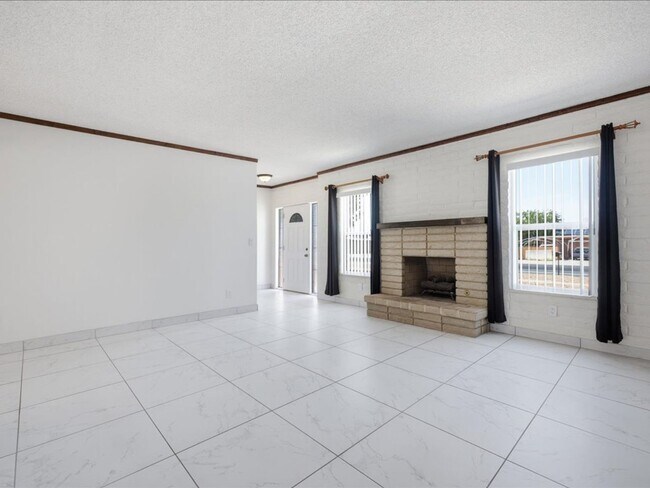 Foto del edificio - Concept Living with Large Enclosed Backyard & Modern Upgrades!
