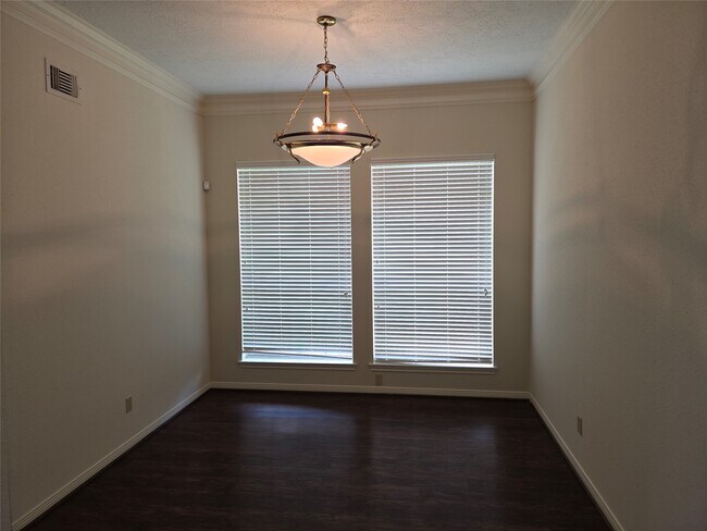 Foto del edificio - 15114 Farndale Dr