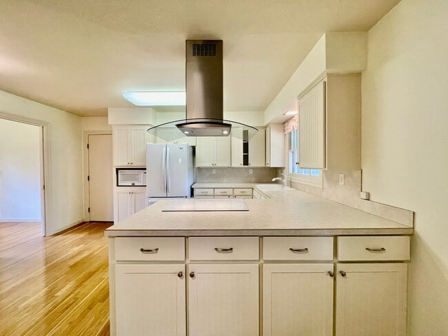 Building Photo - Beautiful Ranch Style Classic Home with large Garage, Washer Dryer, and 2 Fireplaces!!!!