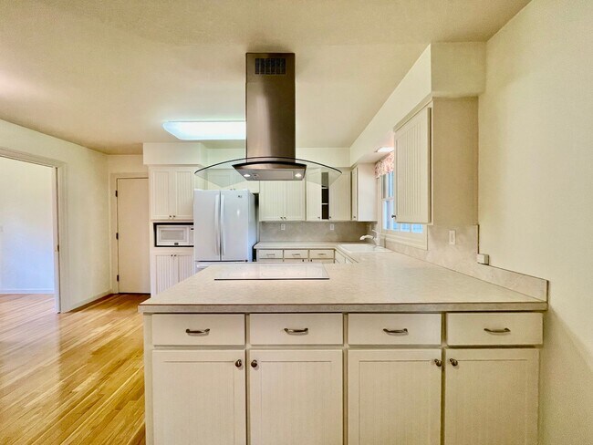 Foto del edificio - Beautiful Ranch Style Classic Home with large Garage, Washer Dryer, and 2 Fireplaces!!!!