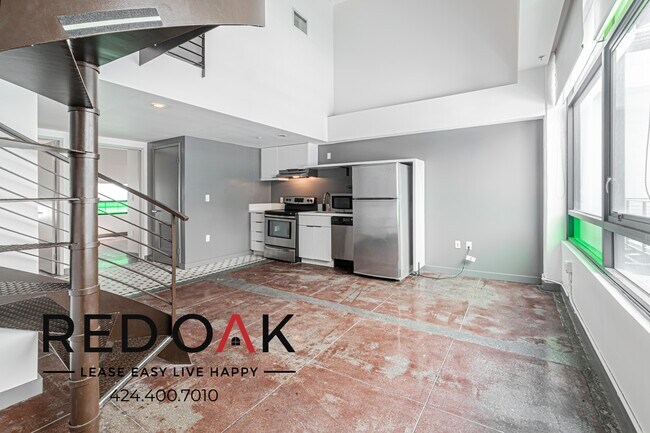 Building Photo - 430 S Broadway