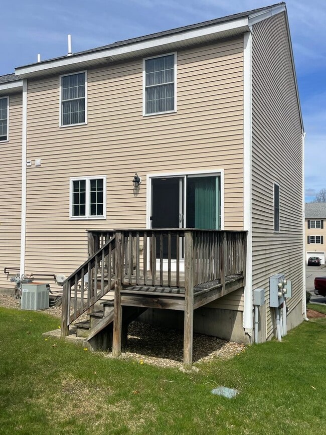 Building Photo - Beautifully updated 2 bedroom / 1.5 bath e...