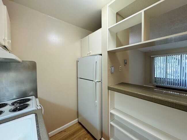 Foto del edificio - $500 OFF FIRST MONTH RENT!!! Cozy Studio Condo Available in Emeryville in Watergate Complex!!!