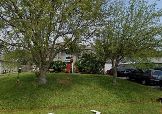 Building Photo - 275 Krefeld Rd NW