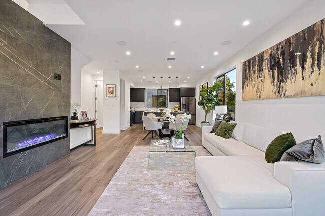Building Photo - 18301 Collins St. Tarzana, CA 91356