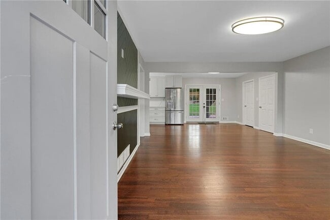 Building Photo - 2710 Dresden Dr