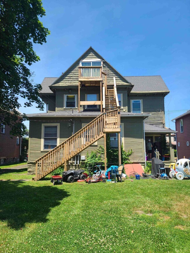 Atrás - 120 E Wallace Ave