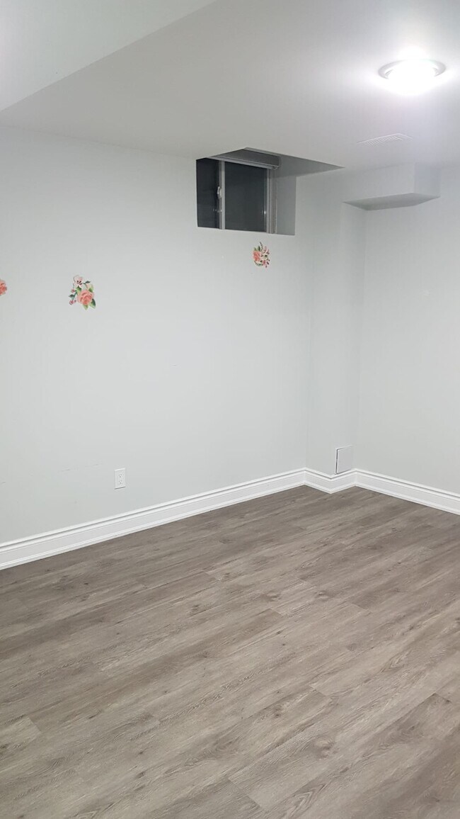 Building Photo - 6 Billancourt Cres